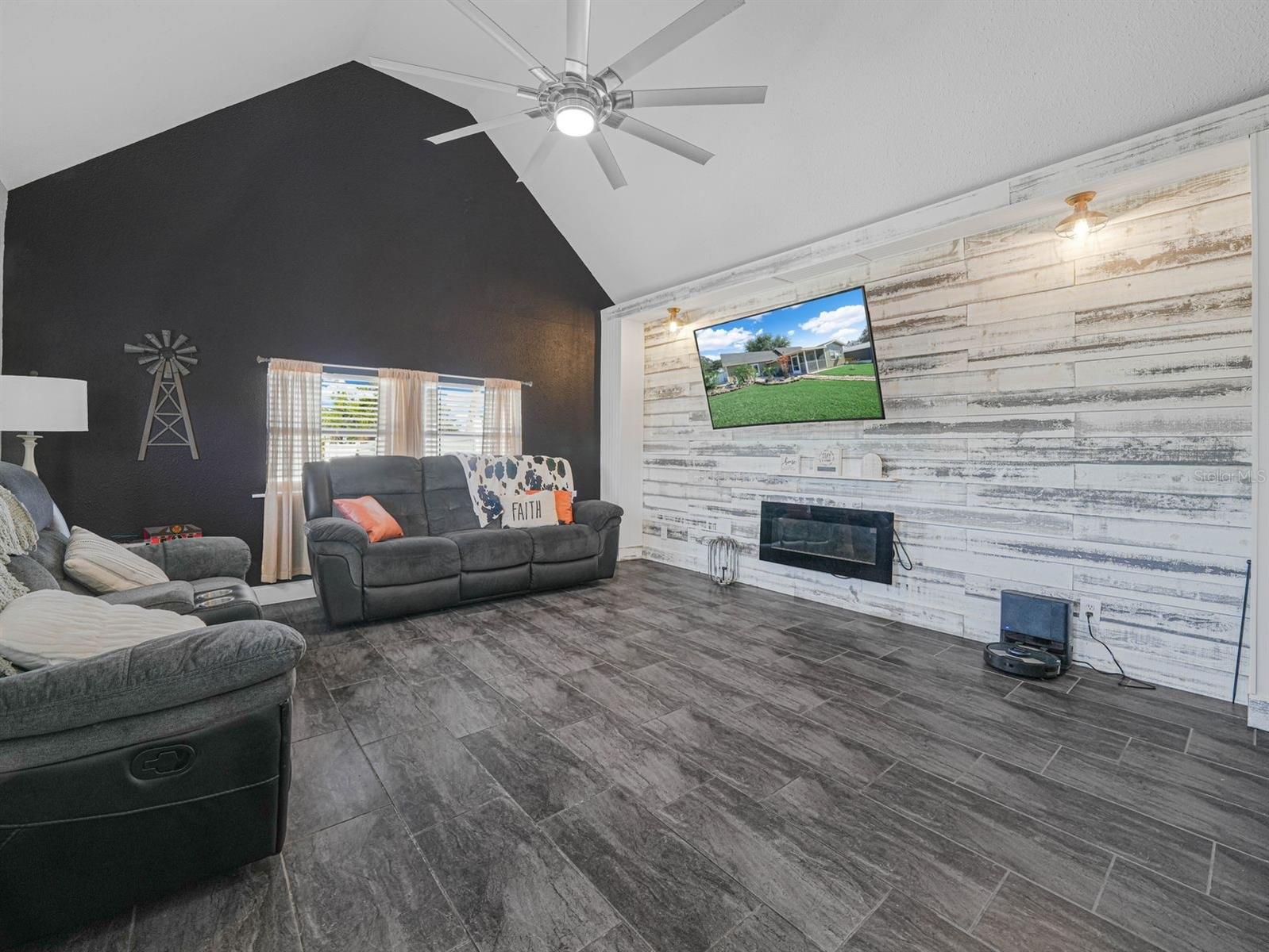 Image 8 of 45 For 611 Acacia Walk