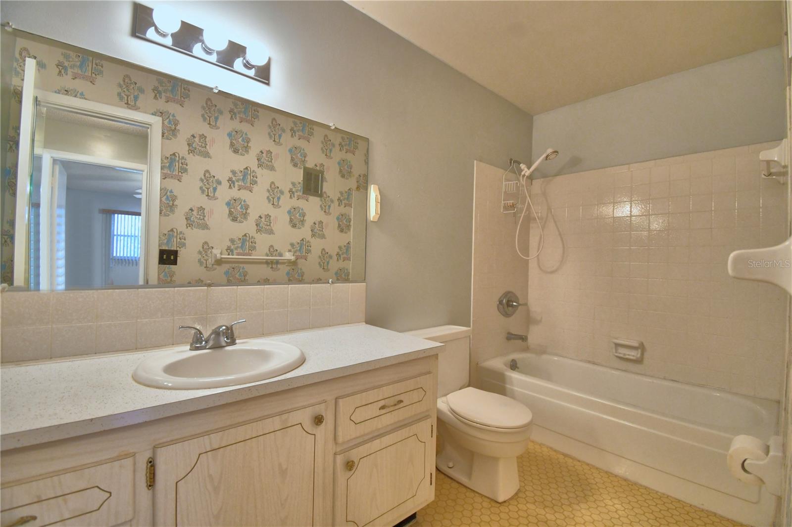 Image 34 of 51 For 200 El Camino Drive 203