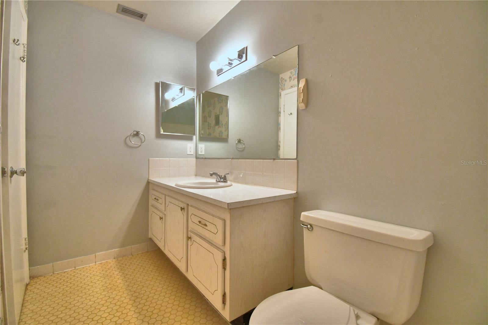 Image 36 of 51 For 200 El Camino Drive 203