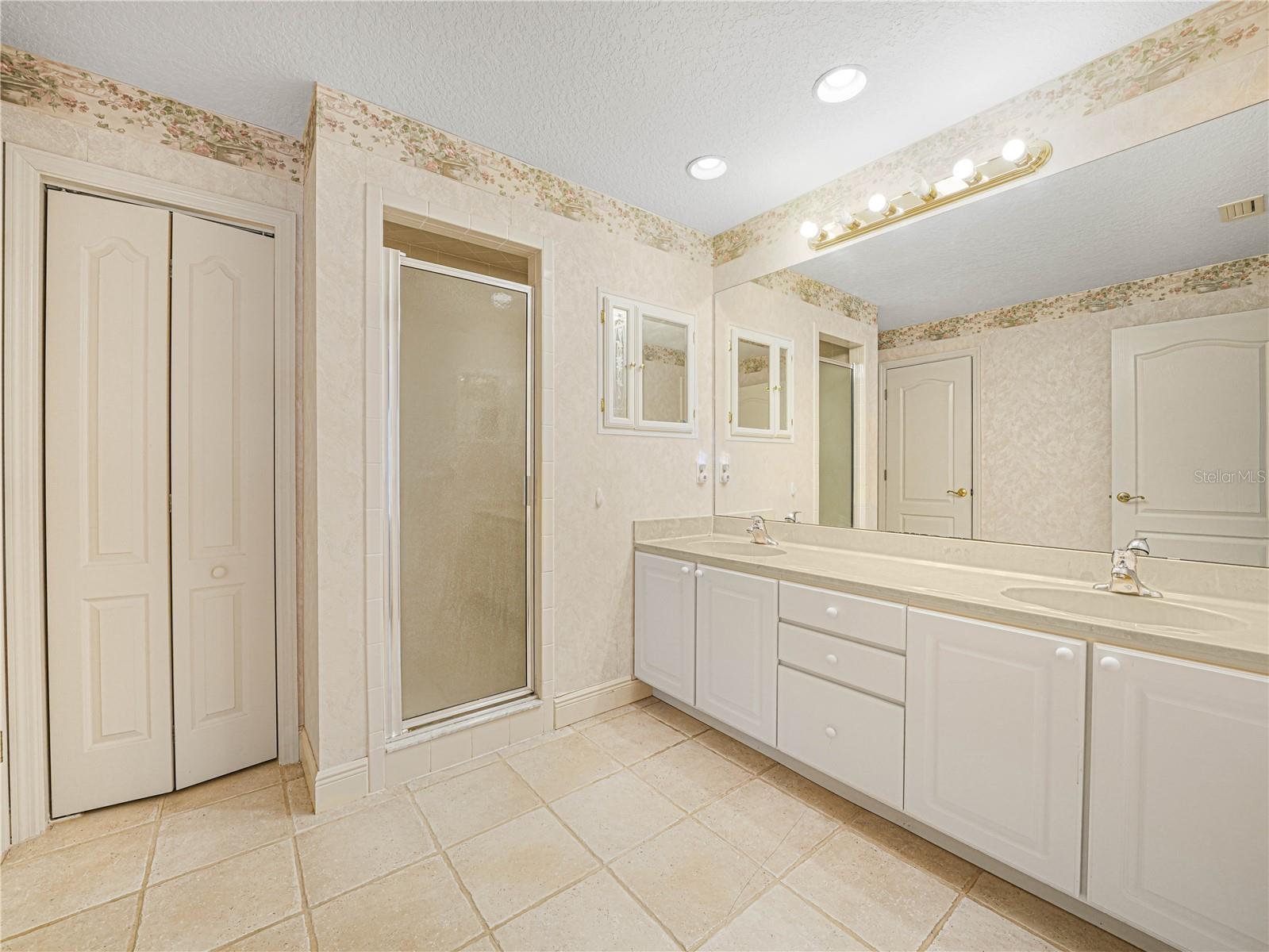 Image 18 of 40 For 528 Greenway Drive