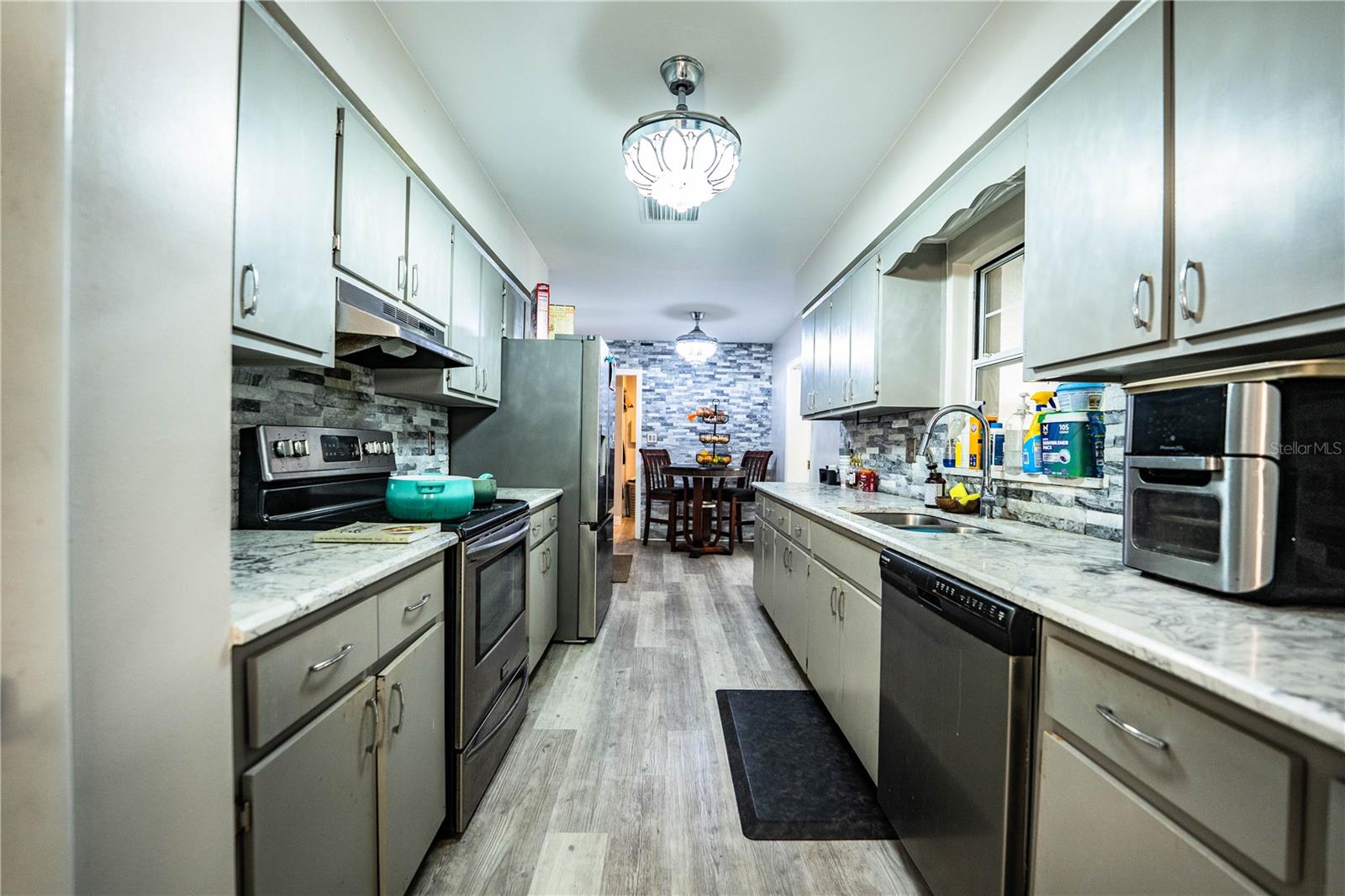 Image 46 of 80 For 331 Bay Street