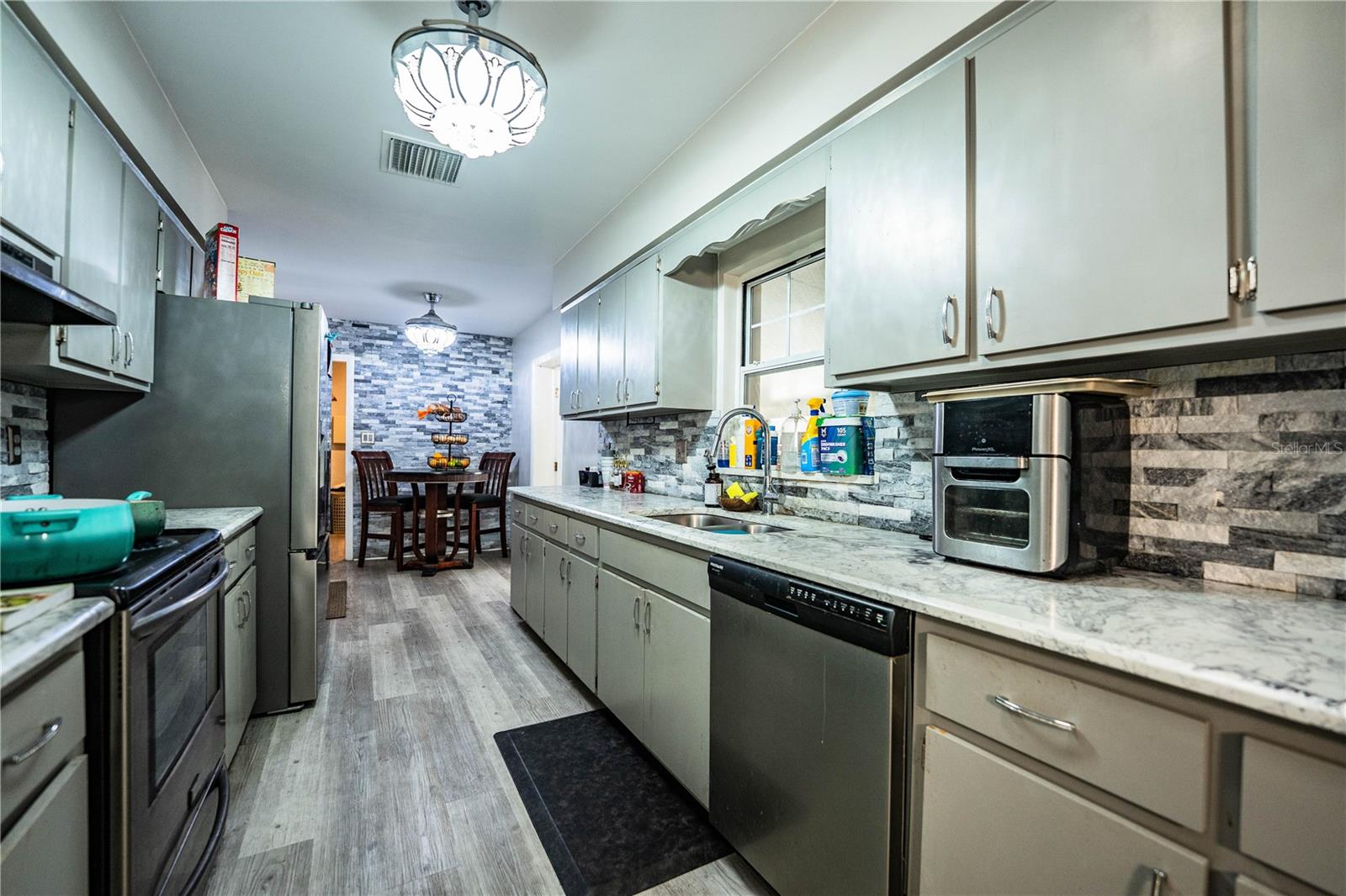 Image 47 of 80 For 331 Bay Street