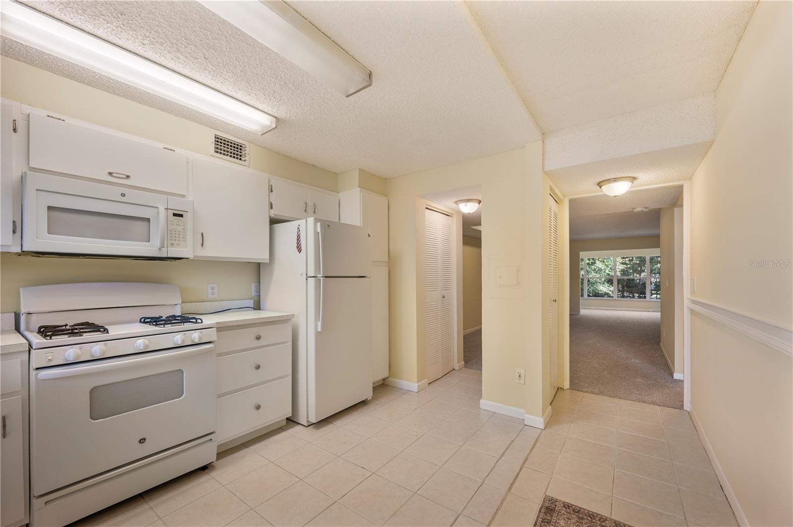 Image 5 of 27 For 400 El Camino Drive 204