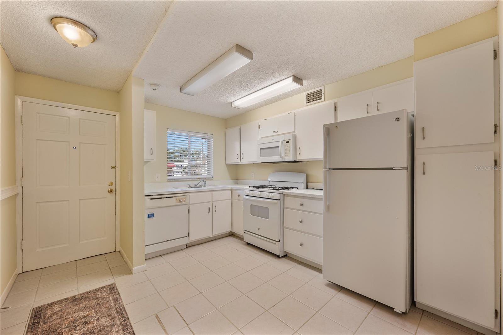 Image 6 of 27 For 400 El Camino Drive 204