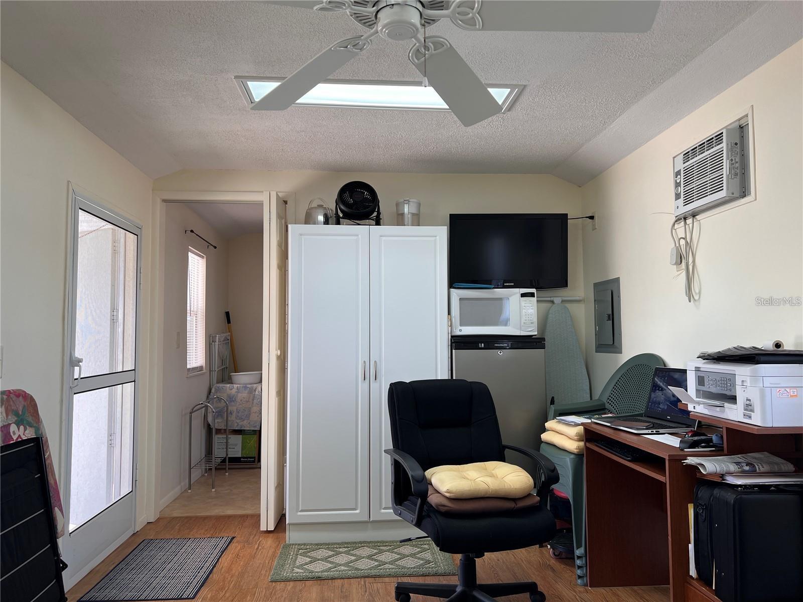 Image 10 of 39 For 5062 Southshore Drive