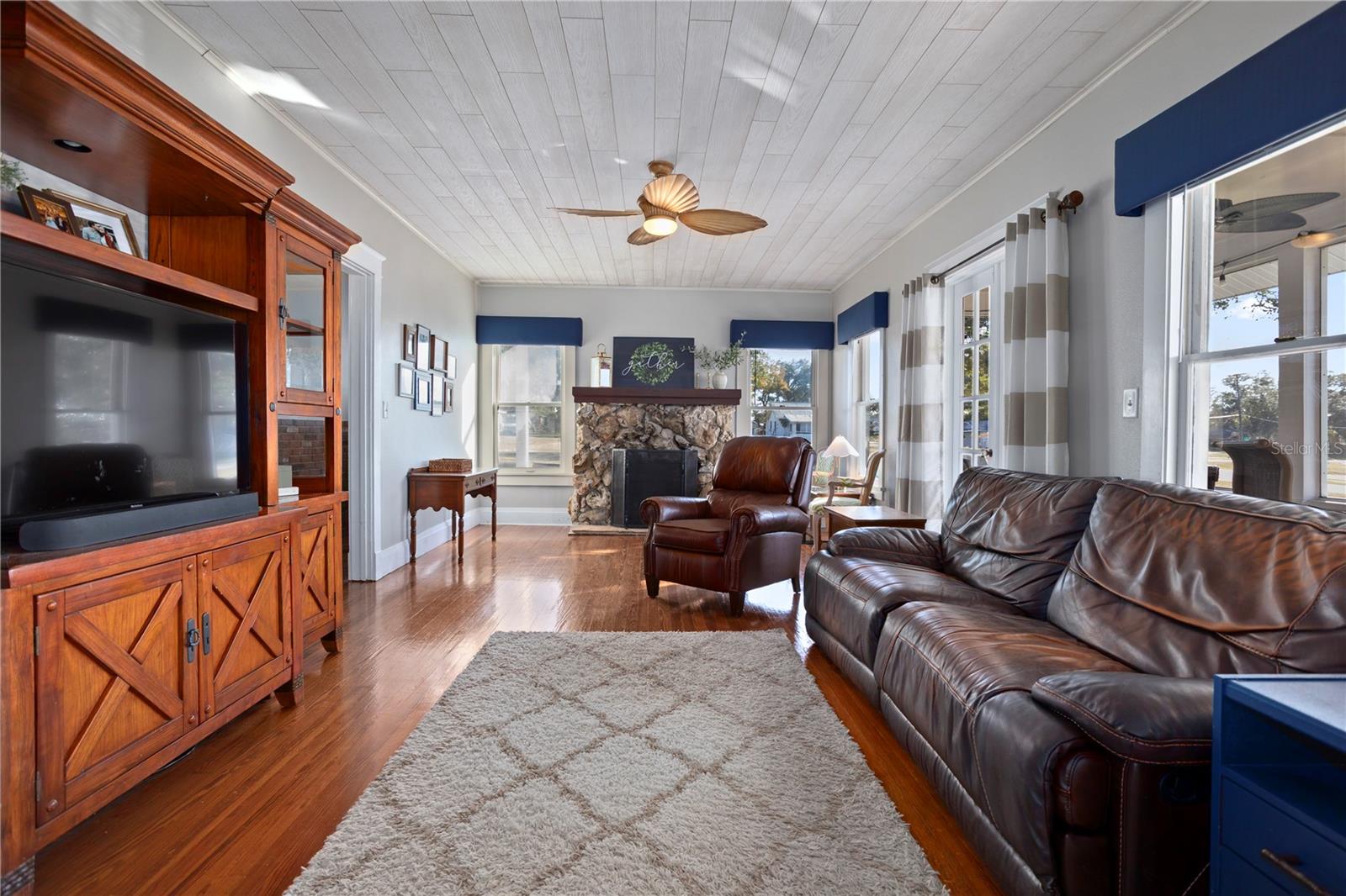 Image 4 of 64 For 517 Main Street