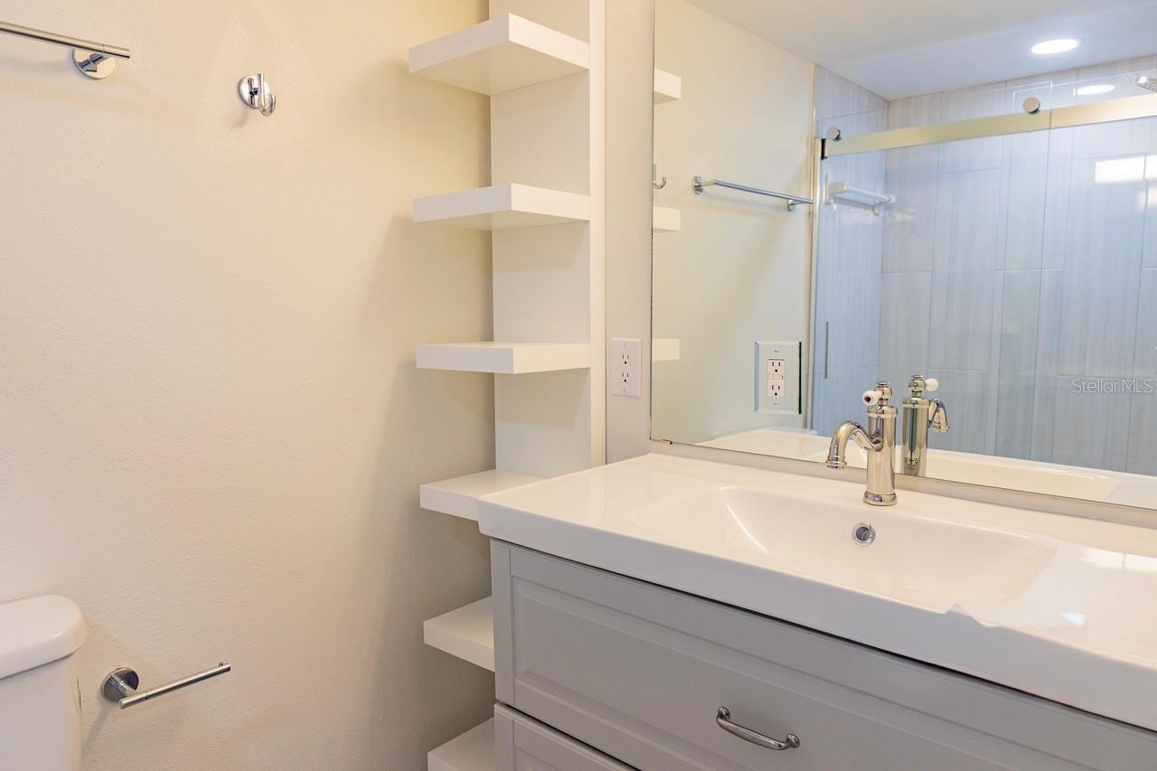 Image 15 of 17 For 208 Lake Howard Drive Nw 104