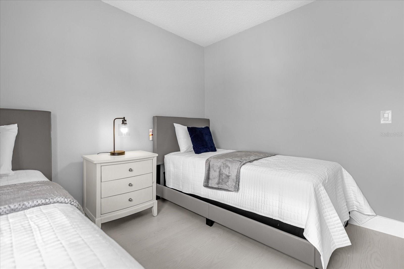 Image 18 of 27 For 938 Park Terrace Circle