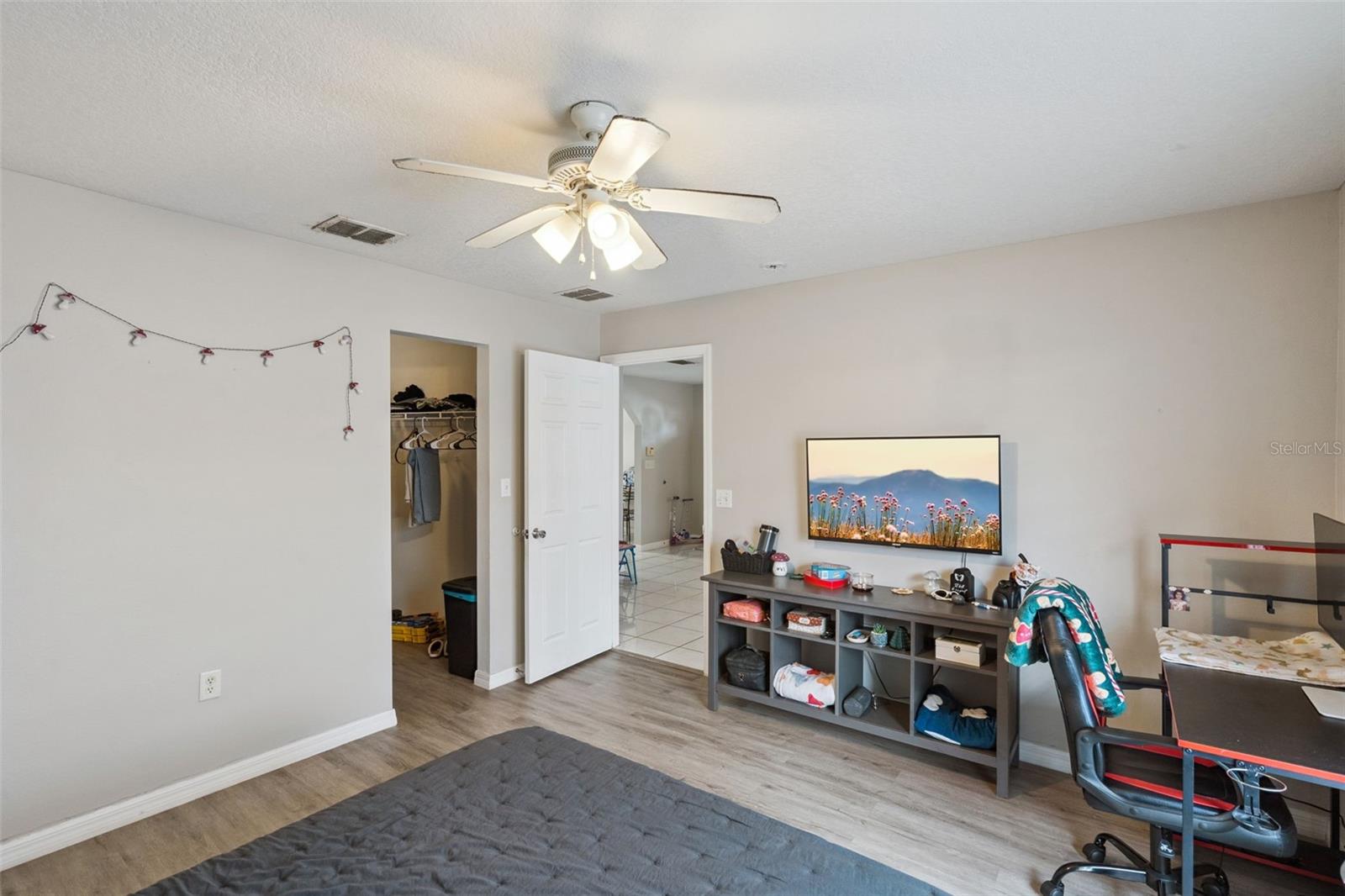 Image 11 of 37 For 303 Azincourt Lane A & B