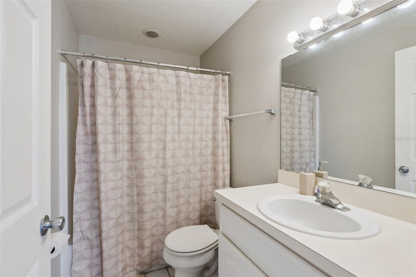 Image 14 of 37 For 303 Azincourt Lane A & B