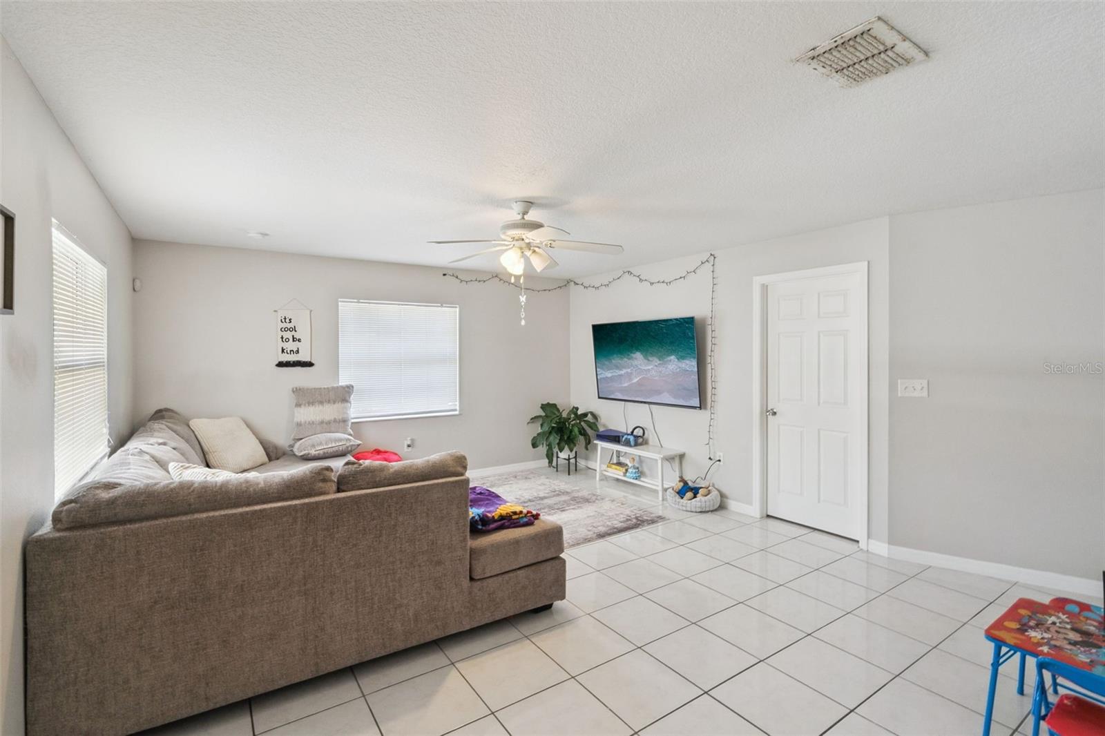 Image 5 of 37 For 303 Azincourt Lane A & B