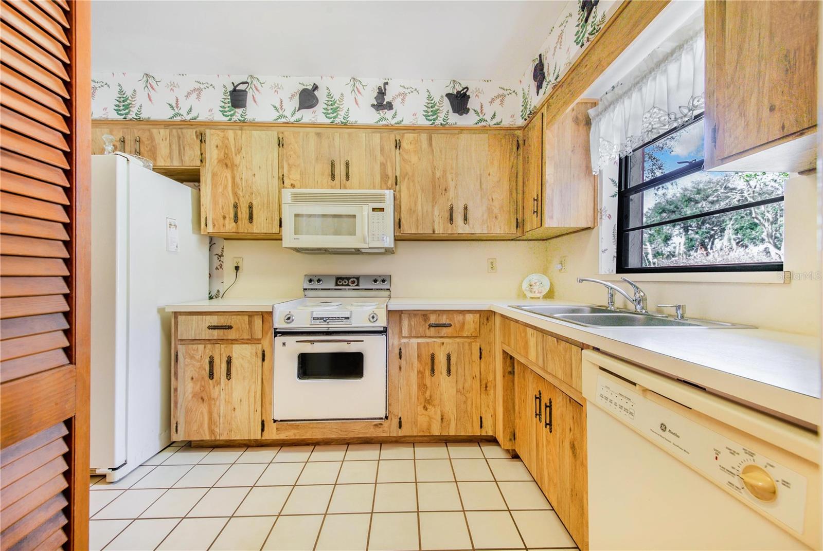 Image 17 of 50 For 459 Pinehurst Court