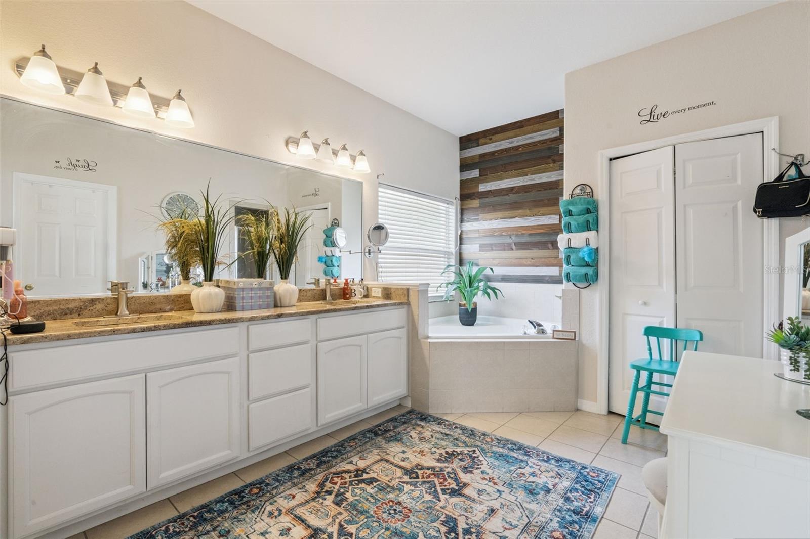 Image 20 of 37 For 446 Terranova Street