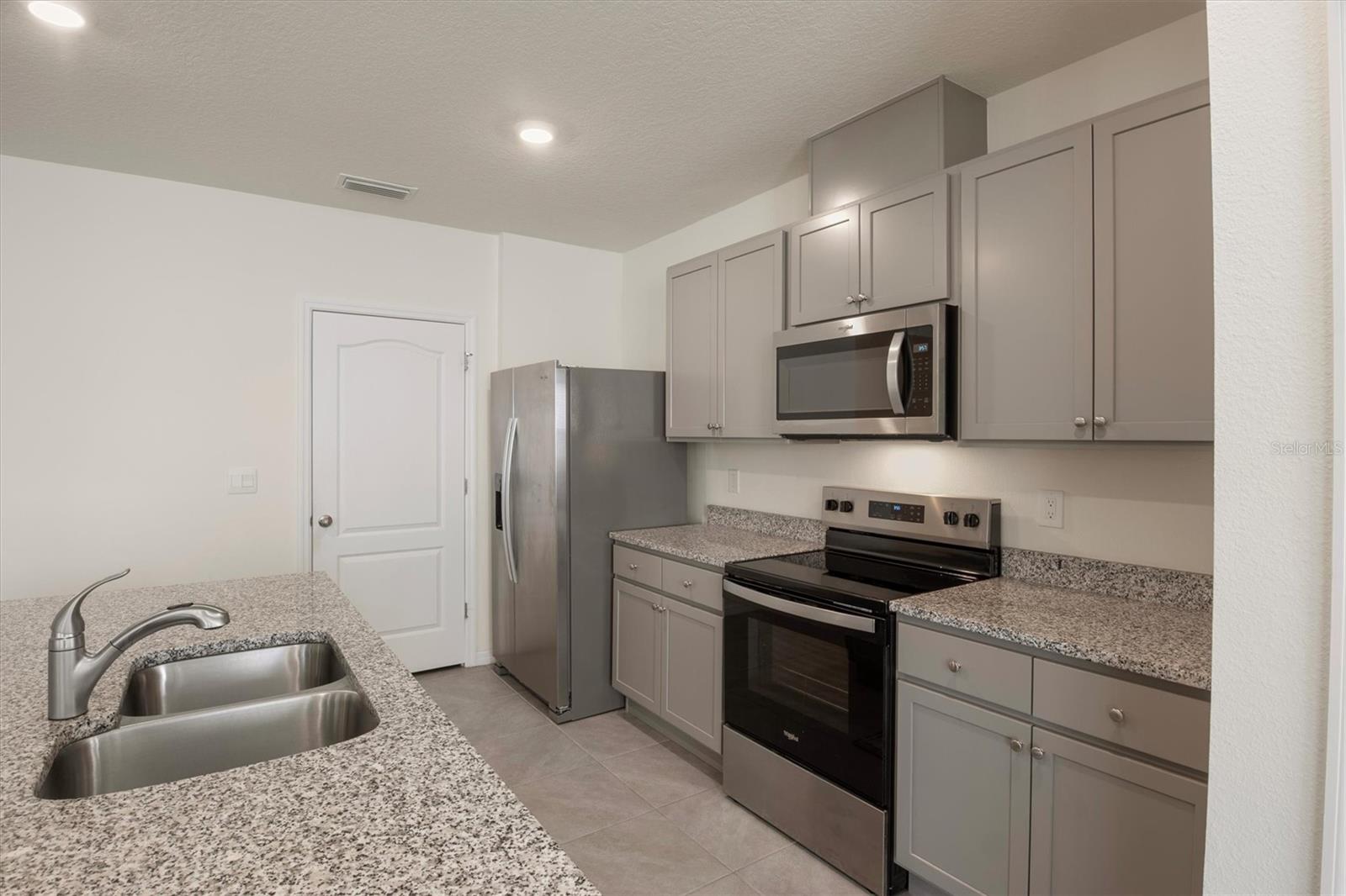 Image 13 of 36 For 2006 Doe Run Drive