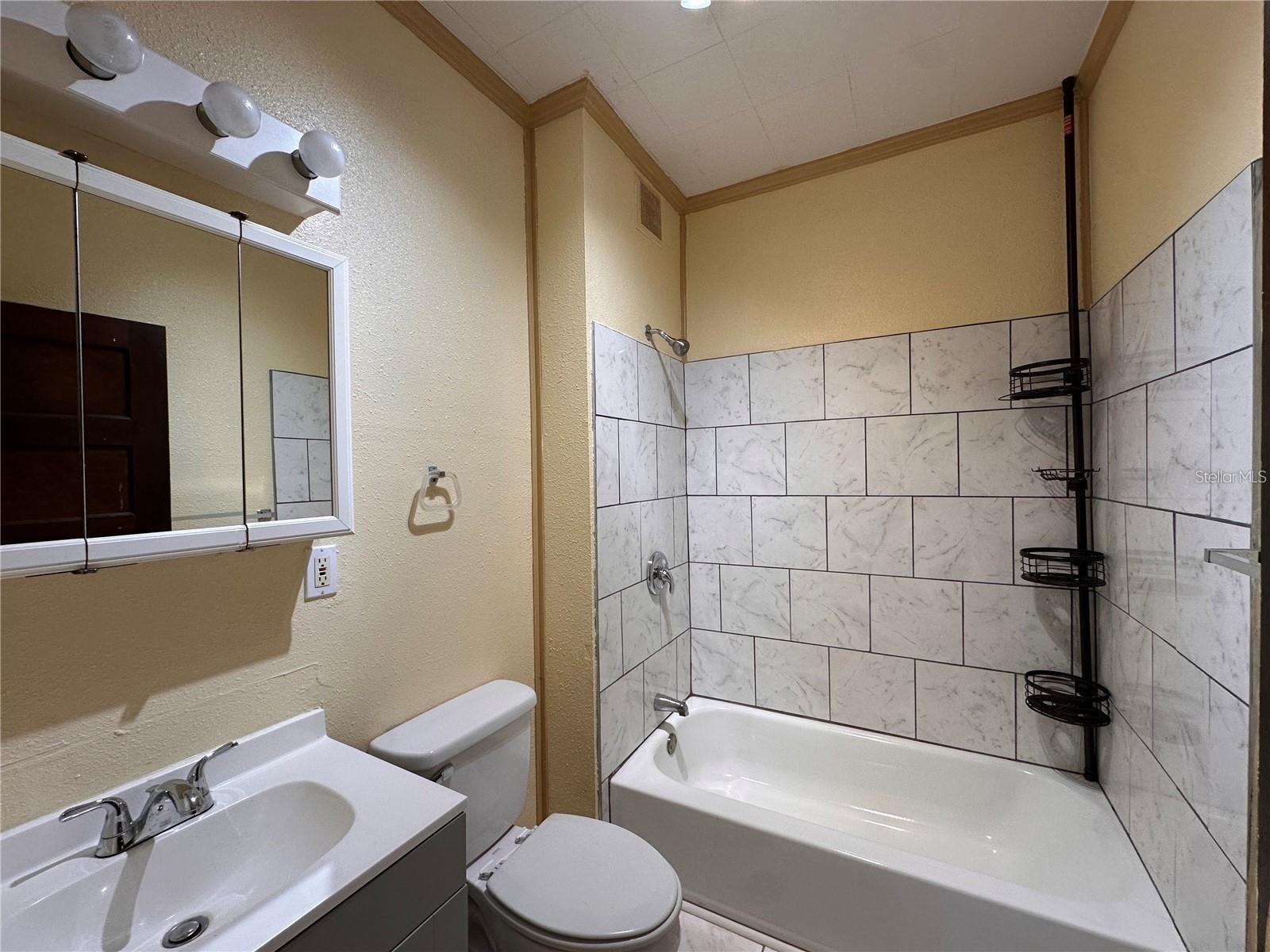 Image 17 of 24 For 1025 Main Street B