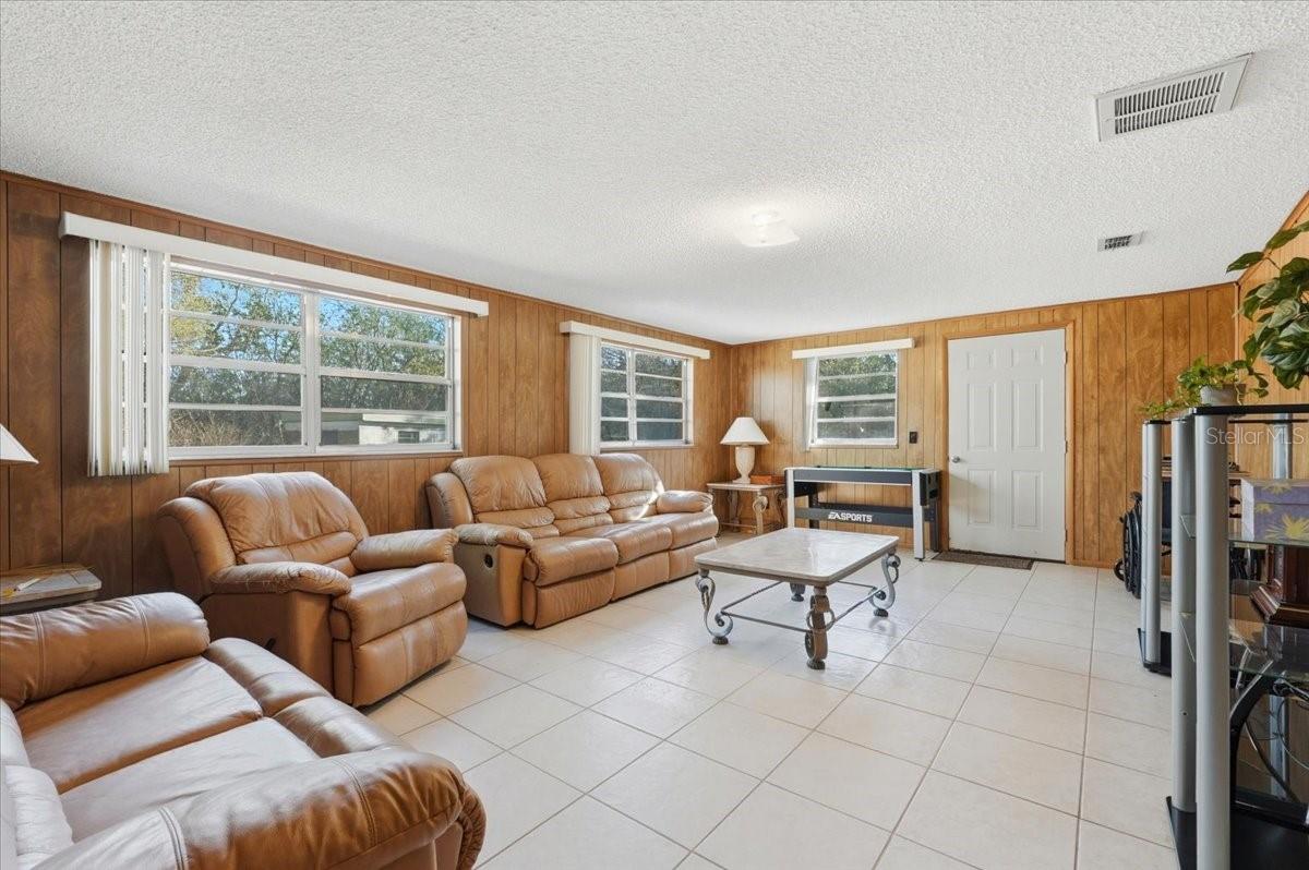 Image 12 of 44 For 111 Sunset Drive E