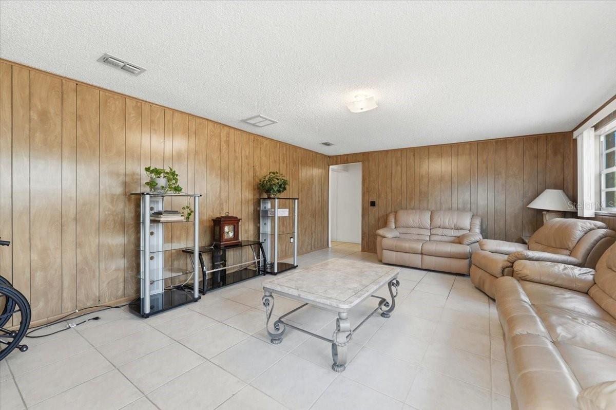 Image 13 of 44 For 111 Sunset Drive E