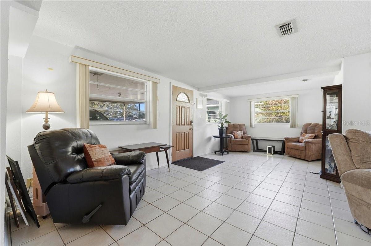 Image 17 of 44 For 111 Sunset Drive E