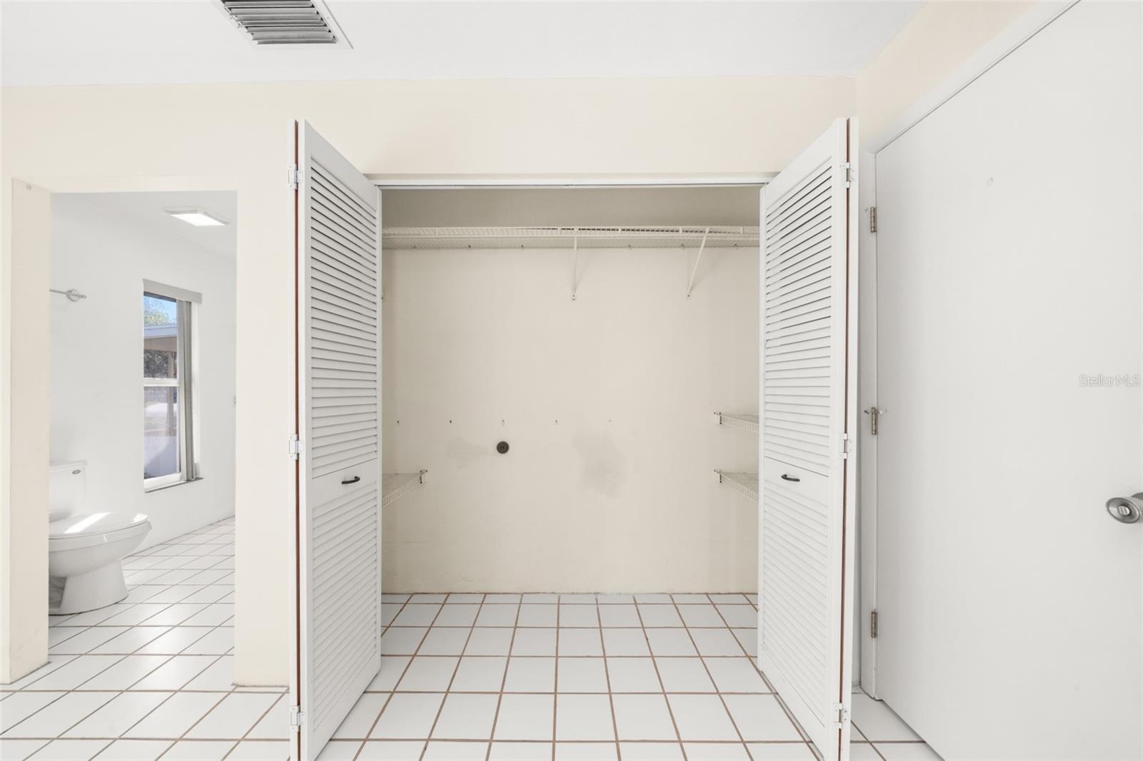 Image 19 of 47 For 1273 Woodbury Avenue