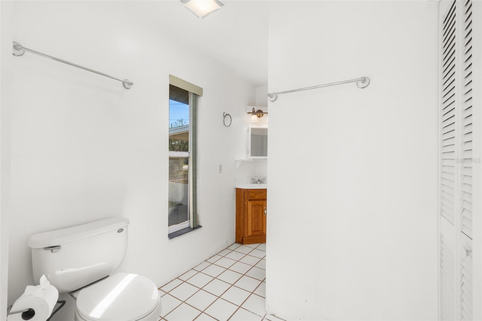 Image 21 of 47 For 1273 Woodbury Avenue