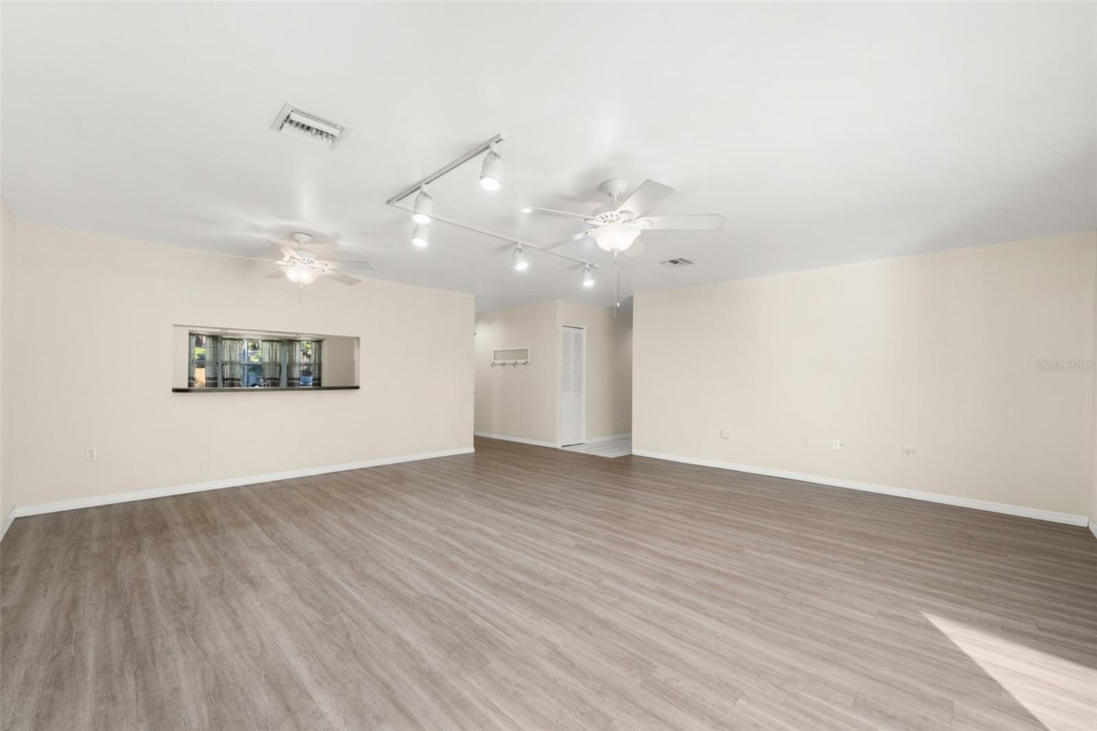 Image 3 of 47 For 1273 Woodbury Avenue