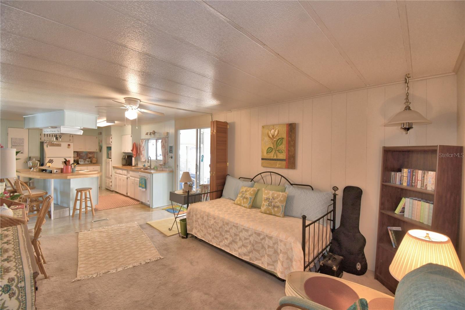 Listing photo id 8 for 4239 Cedarwood Street