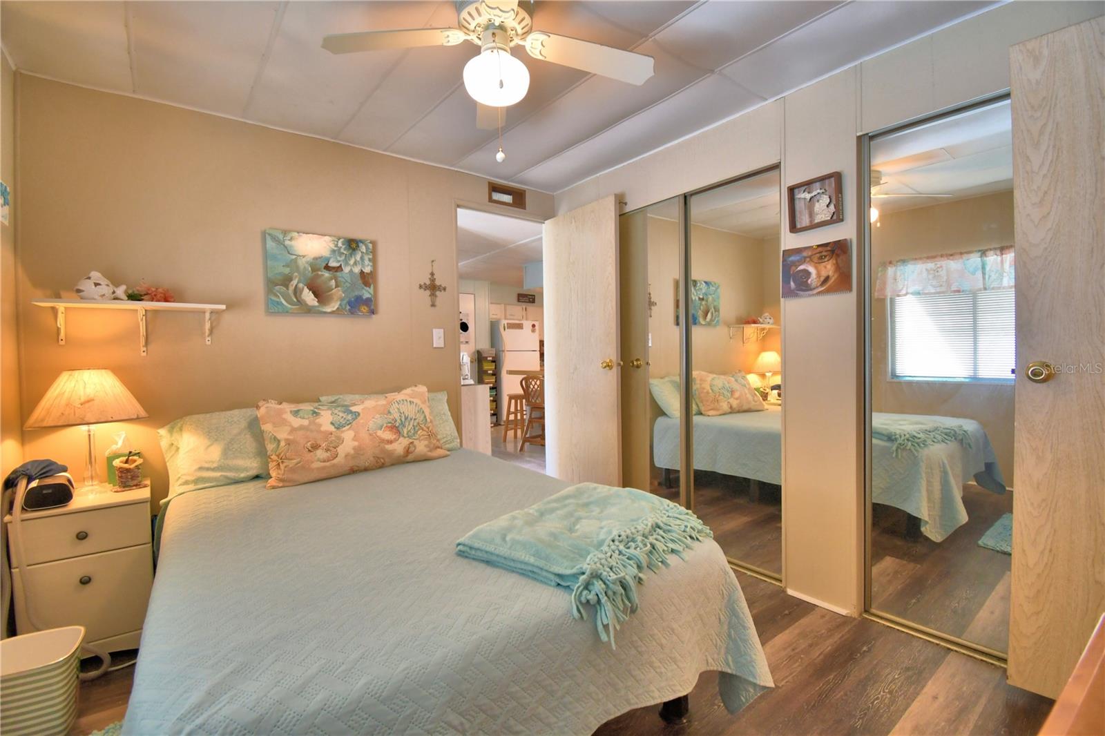 Listing photo id 11 for 4239 Cedarwood Street