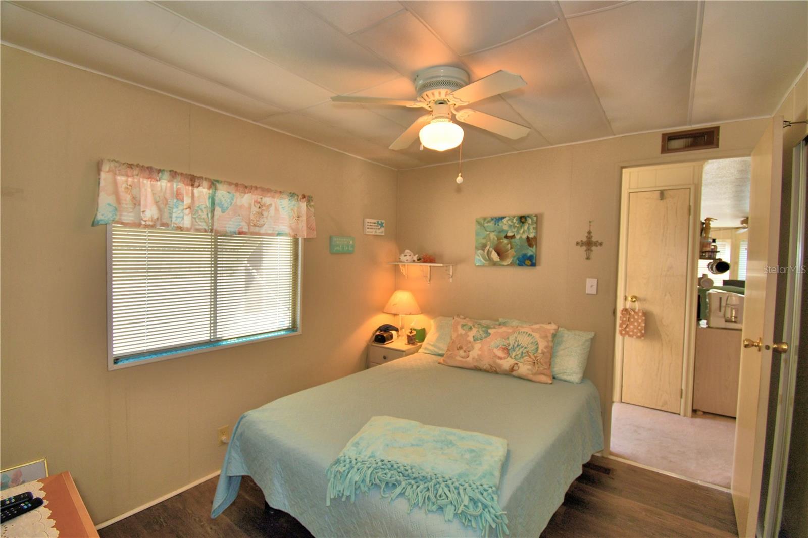 Listing photo id 12 for 4239 Cedarwood Street