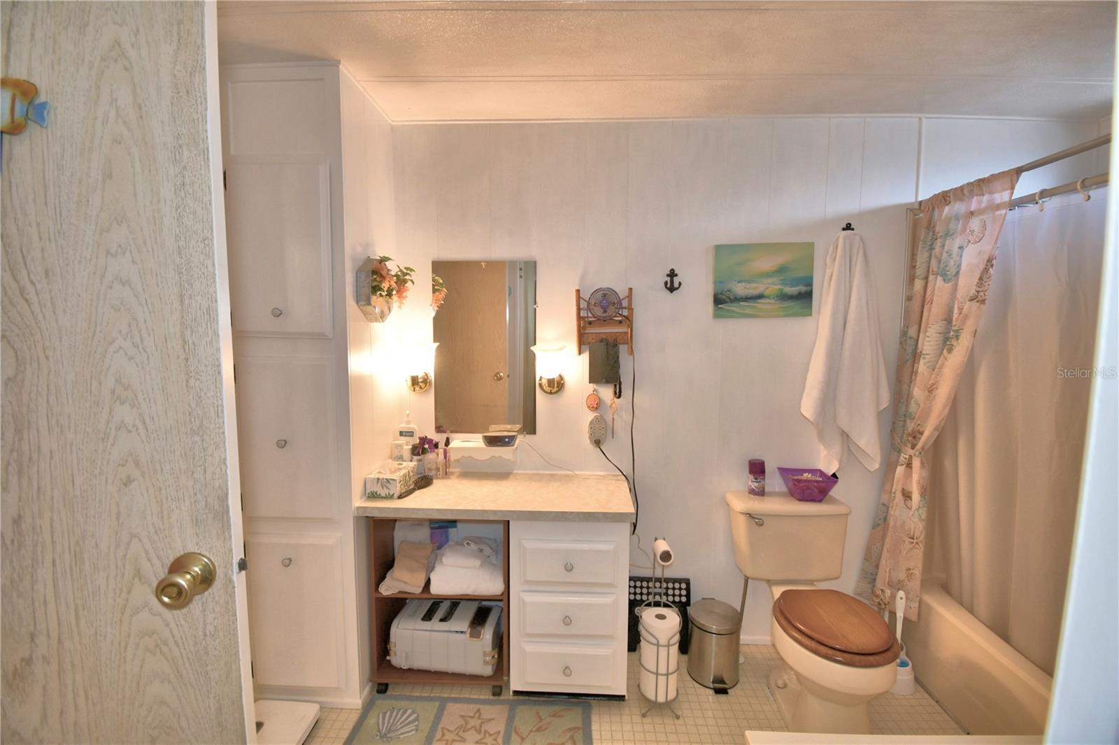 Listing photo id 13 for 4239 Cedarwood Street