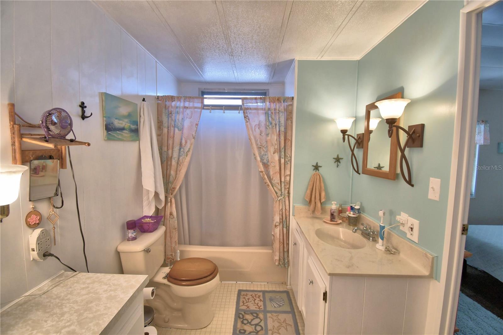 Listing photo id 14 for 4239 Cedarwood Street