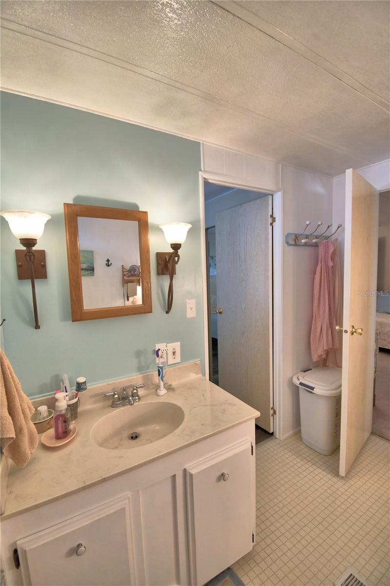 Listing photo id 16 for 4239 Cedarwood Street