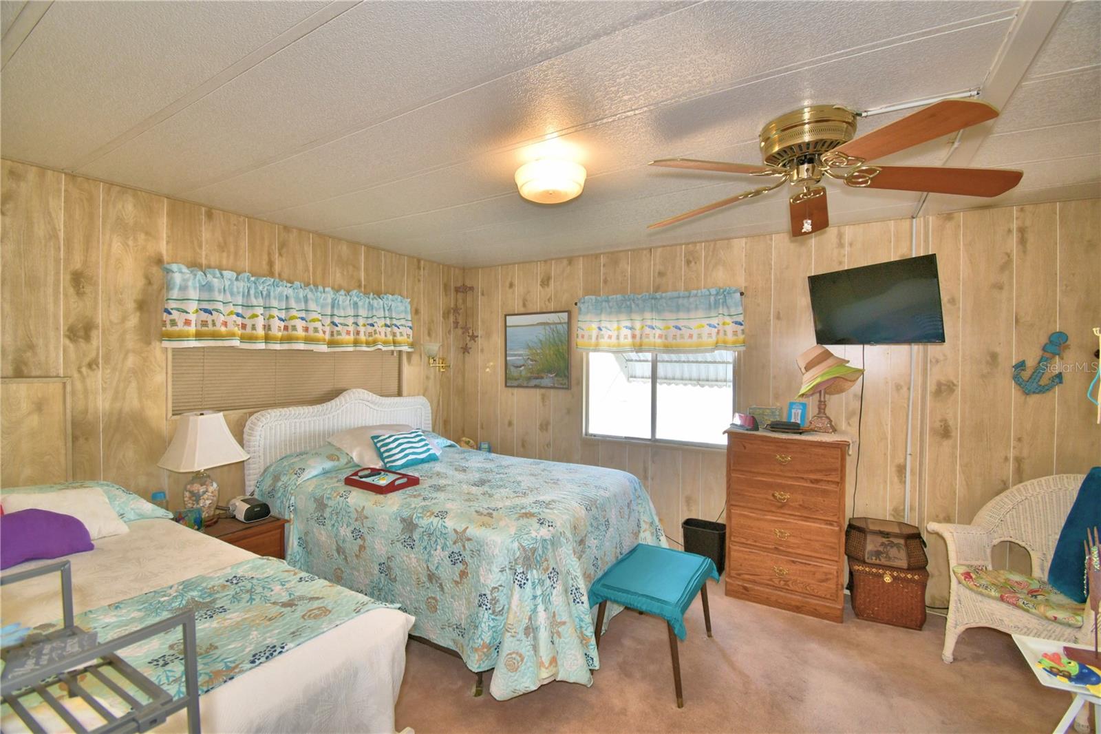 Listing photo id 17 for 4239 Cedarwood Street