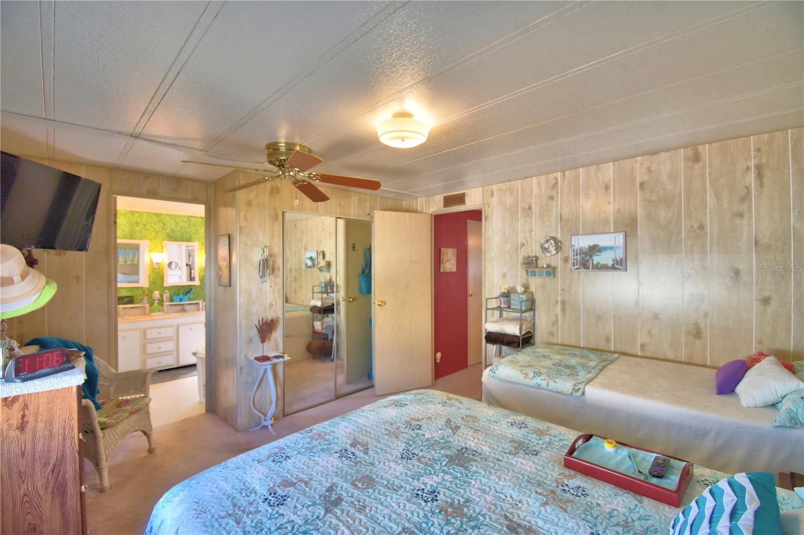 Listing photo id 19 for 4239 Cedarwood Street