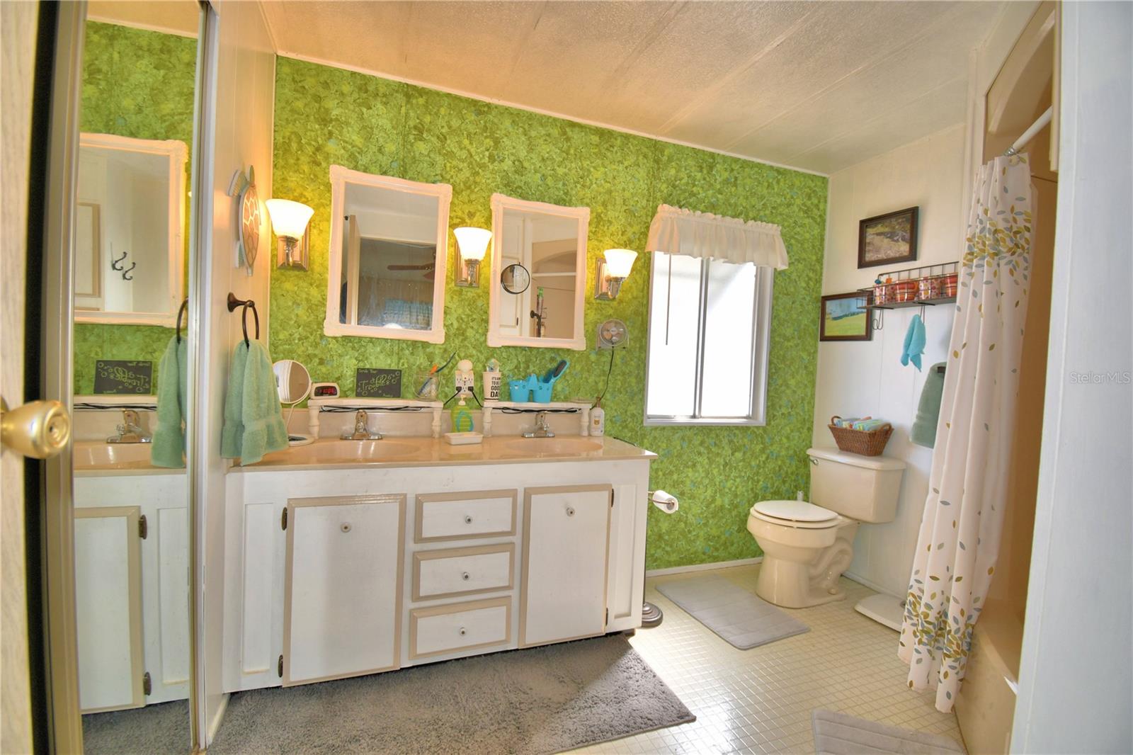 Listing photo id 21 for 4239 Cedarwood Street