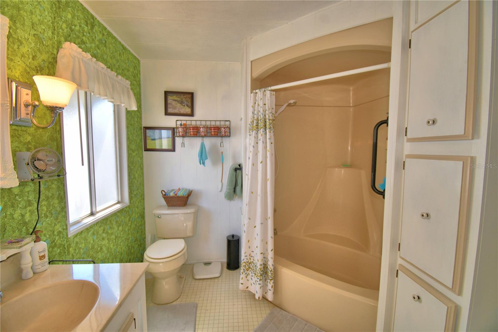 Listing photo id 22 for 4239 Cedarwood Street