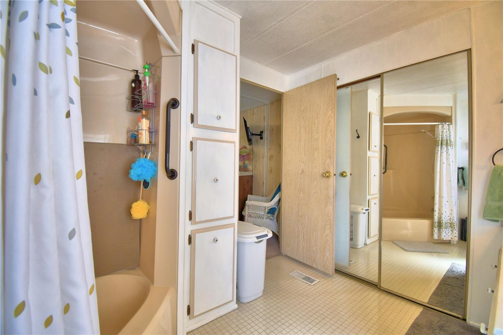 Listing photo id 23 for 4239 Cedarwood Street