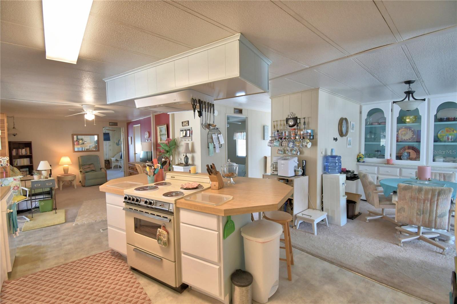 Listing photo id 27 for 4239 Cedarwood Street