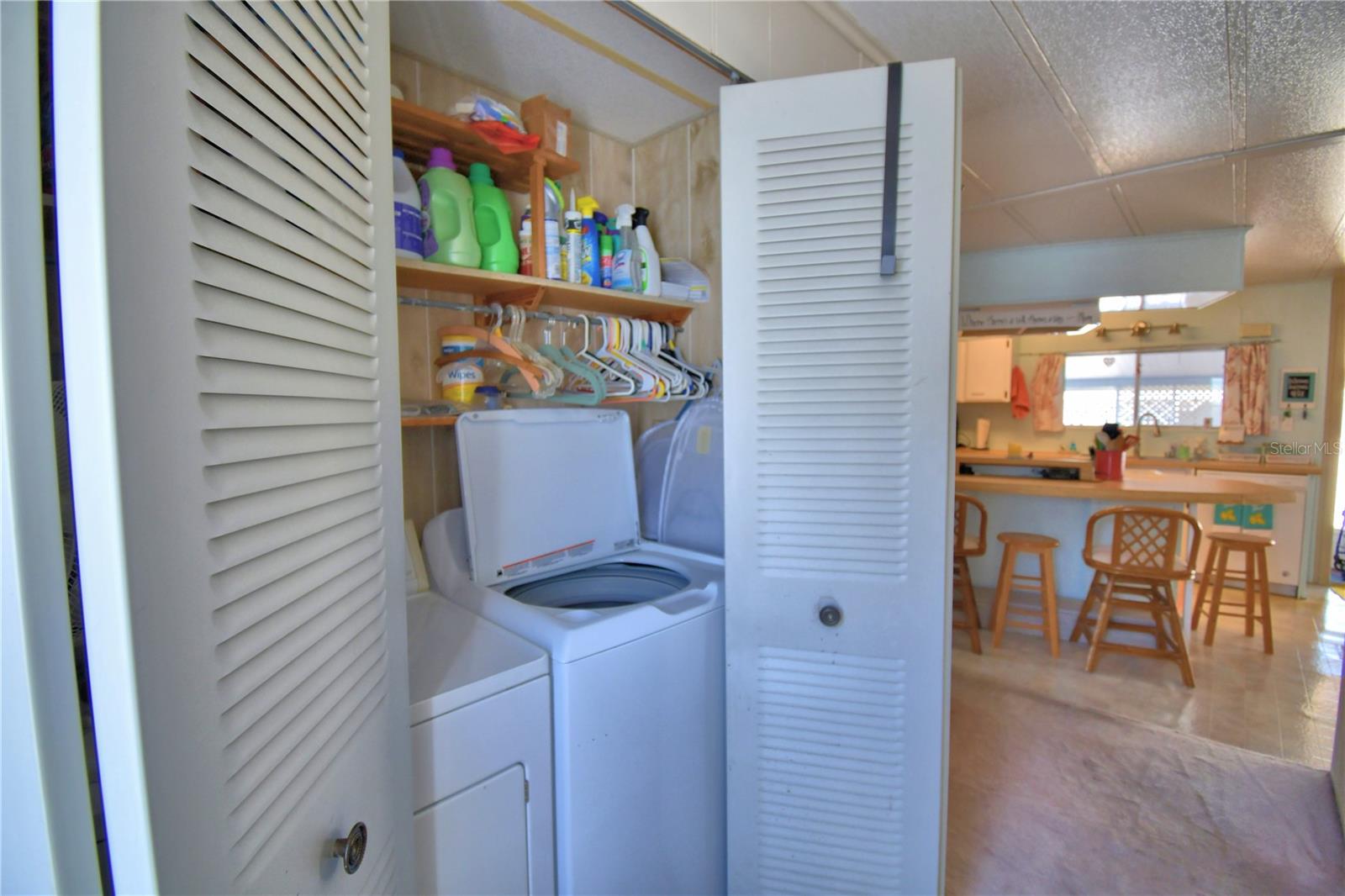 Listing photo id 29 for 4239 Cedarwood Street