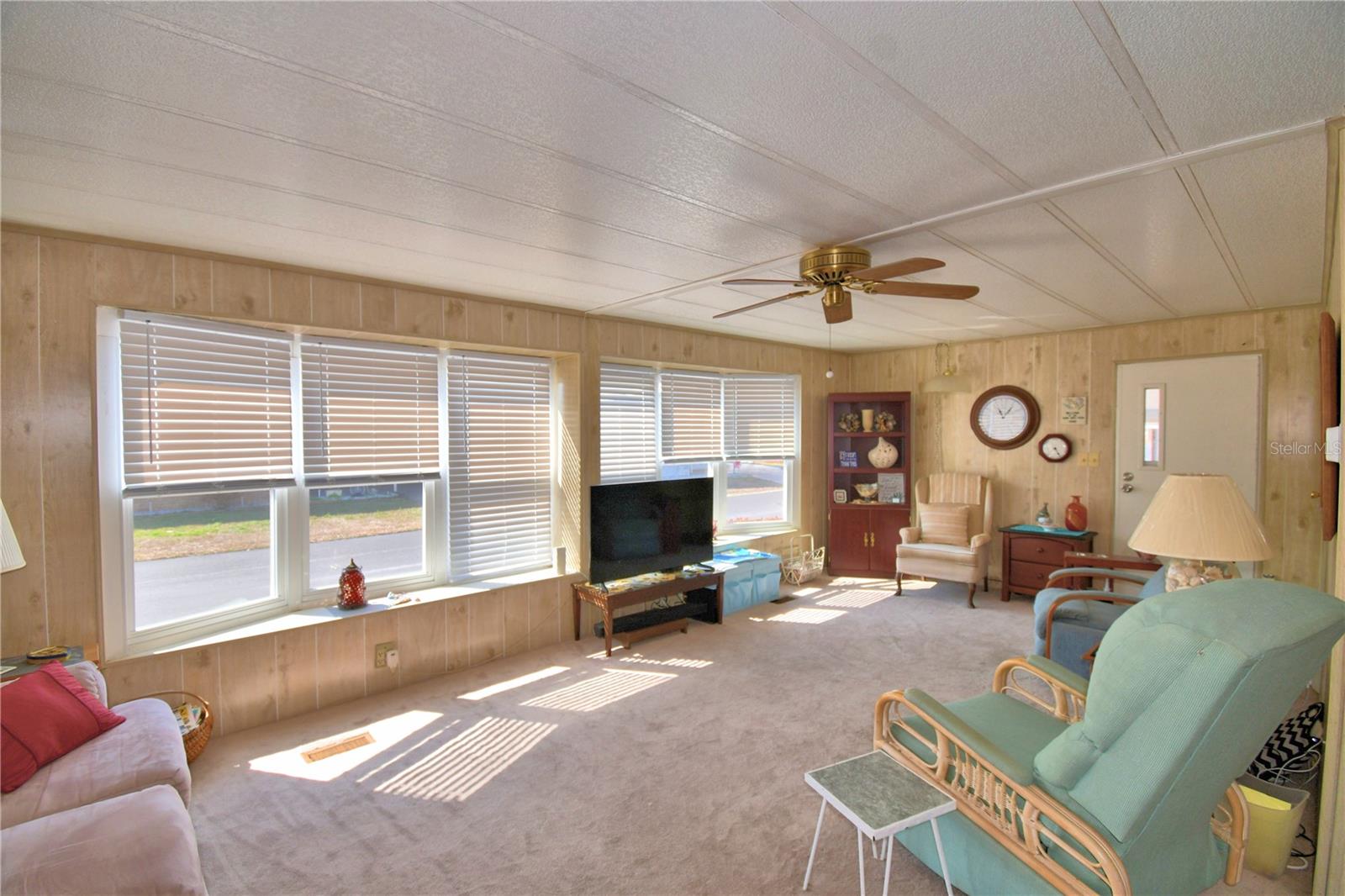 Listing photo id 32 for 4239 Cedarwood Street