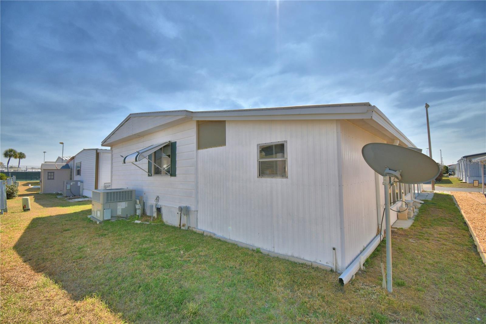 Listing photo id 41 for 4239 Cedarwood Street