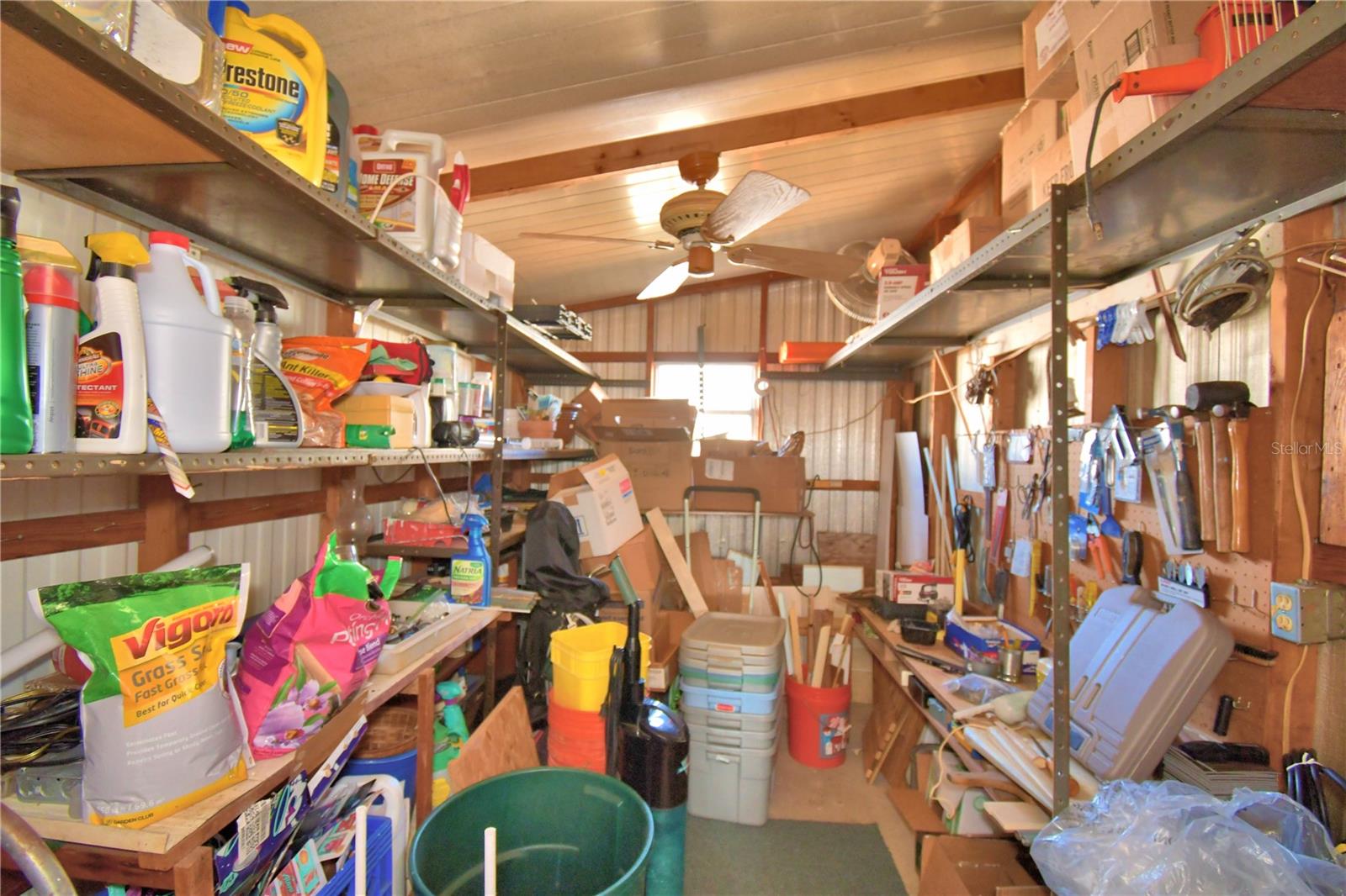 Listing photo id 4 for 4239 Cedarwood Street