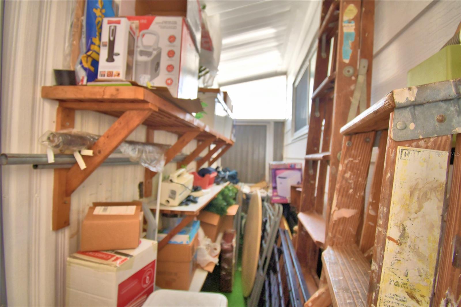 Listing photo id 5 for 4239 Cedarwood Street