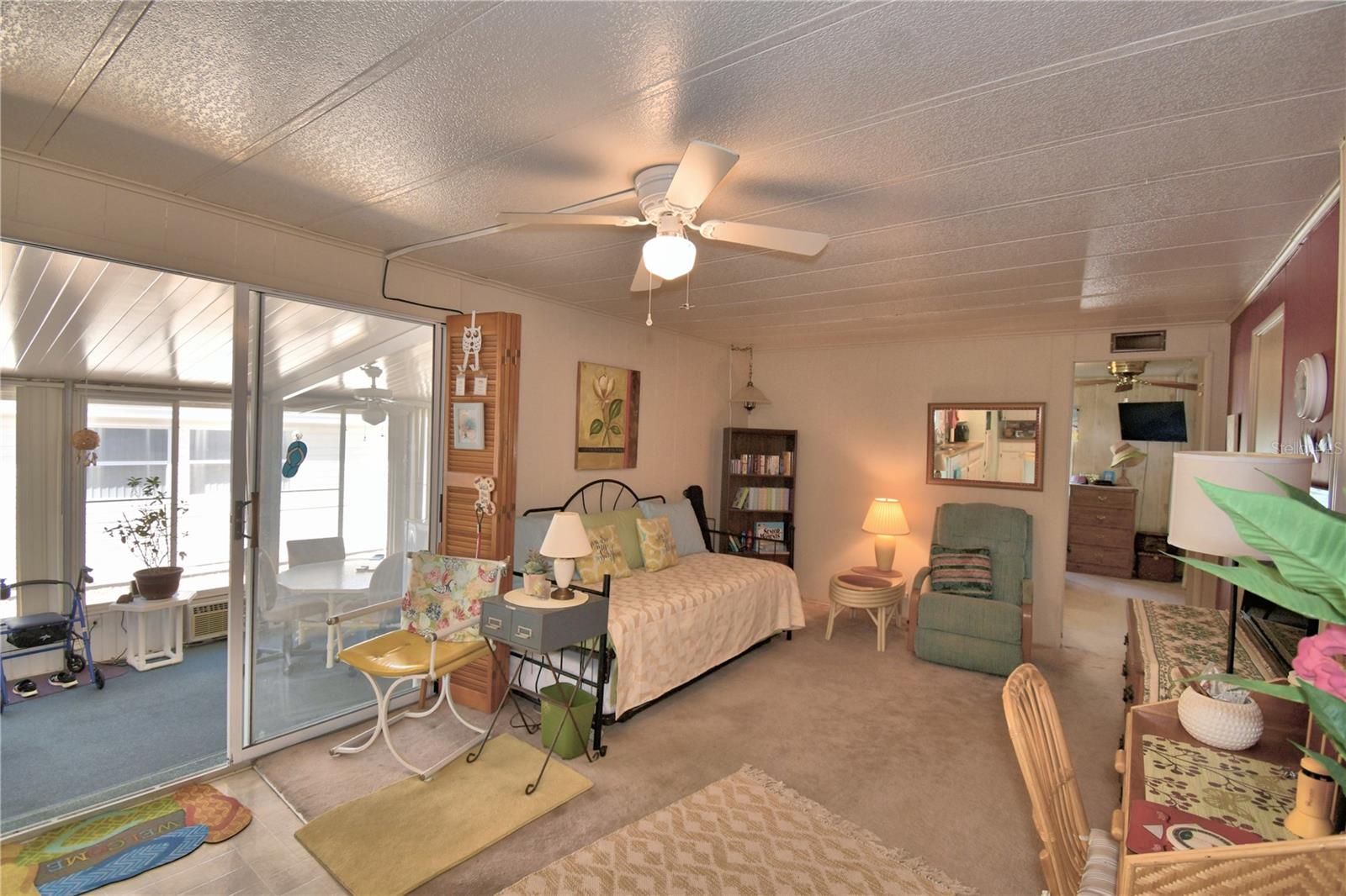 Listing photo id 6 for 4239 Cedarwood Street