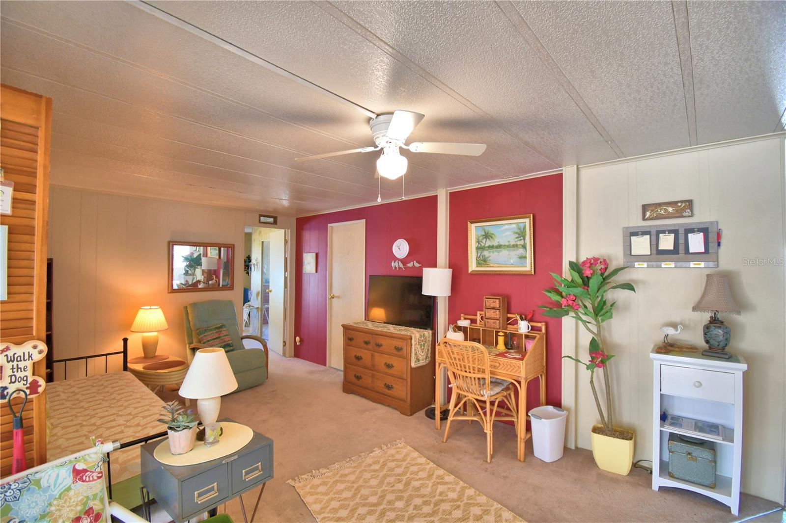 Listing photo id 7 for 4239 Cedarwood Street