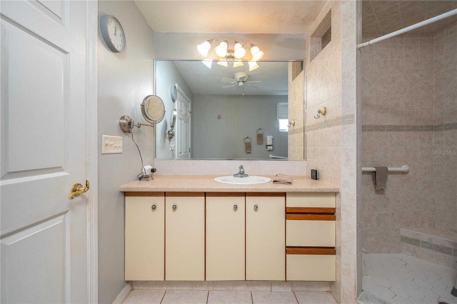 Image 12 of 26 For 427 Avenue E Se