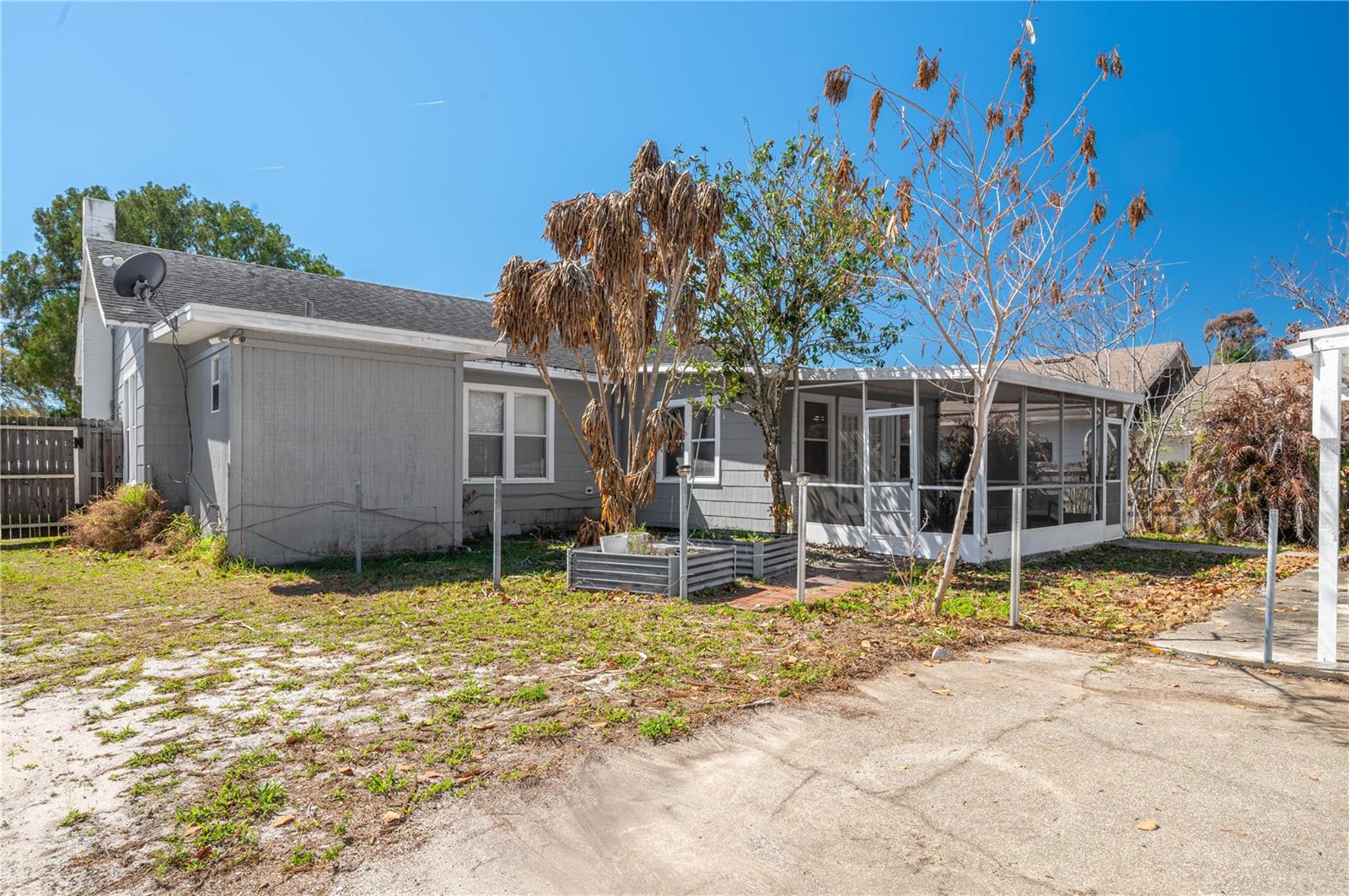 Image 18 of 26 For 427 Avenue E Se