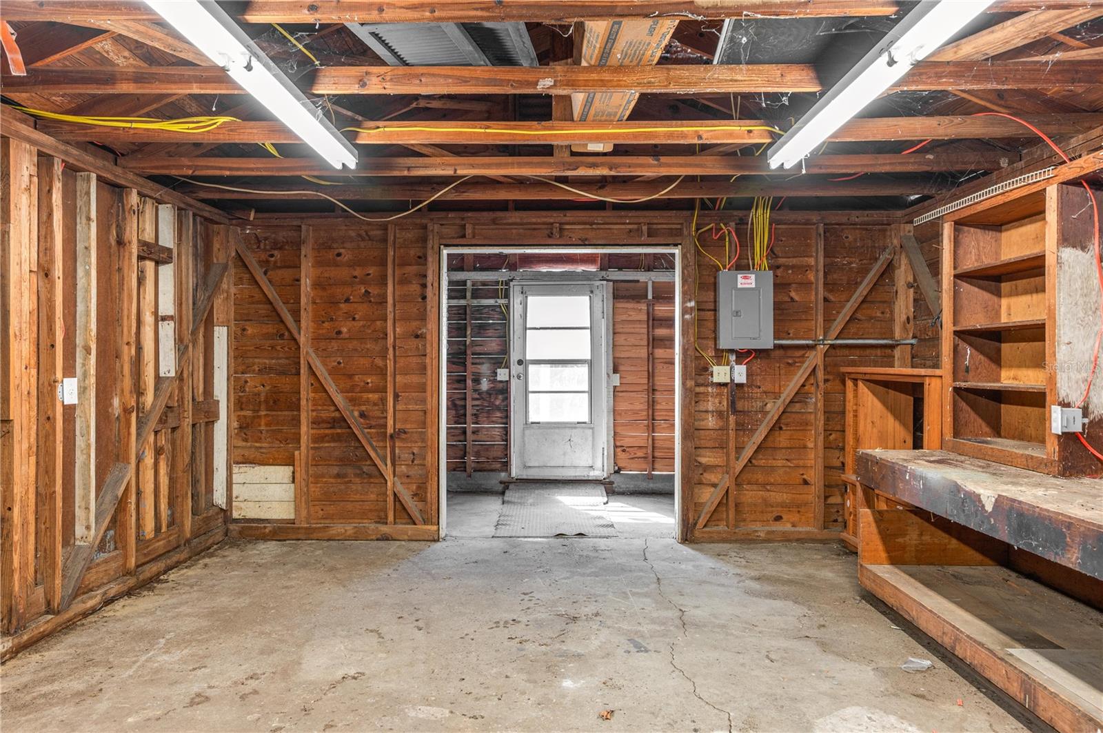 Image 23 of 26 For 427 Avenue E Se