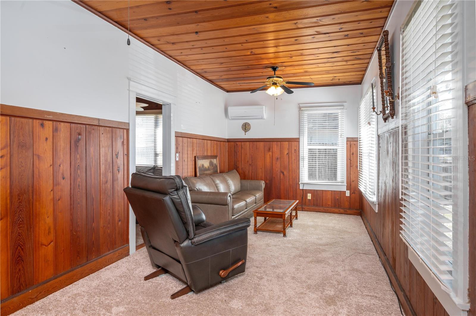 Image 3 of 26 For 427 Avenue E Se