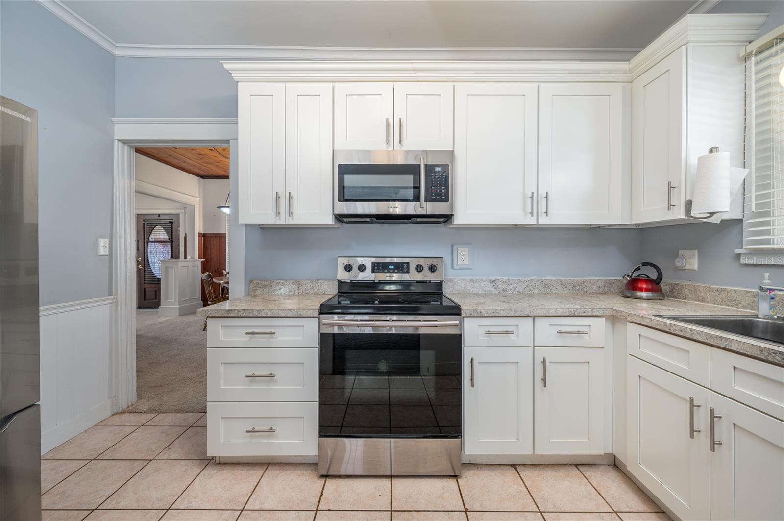 Image 6 of 26 For 427 Avenue E Se