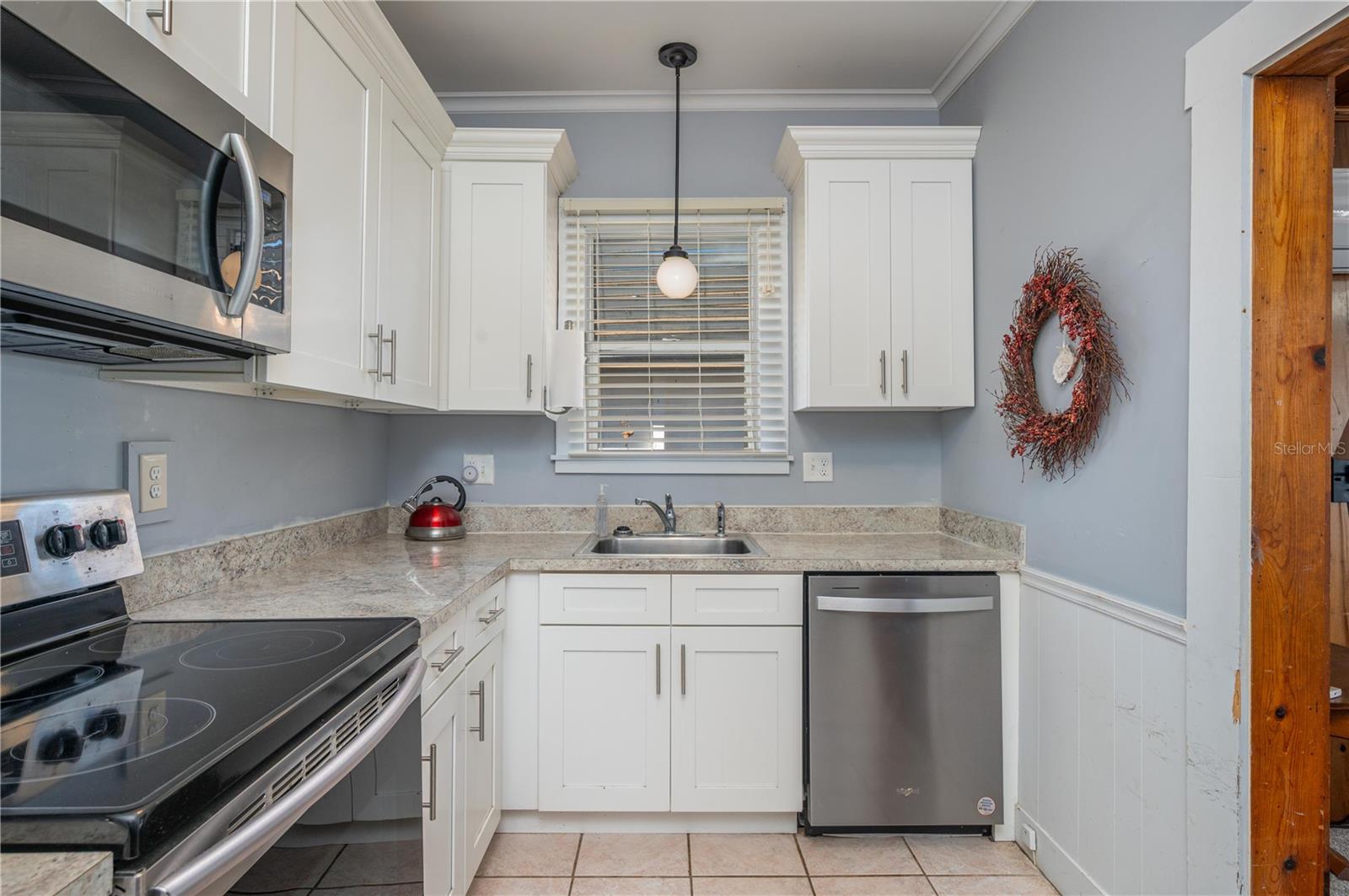 Image 8 of 26 For 427 Avenue E Se